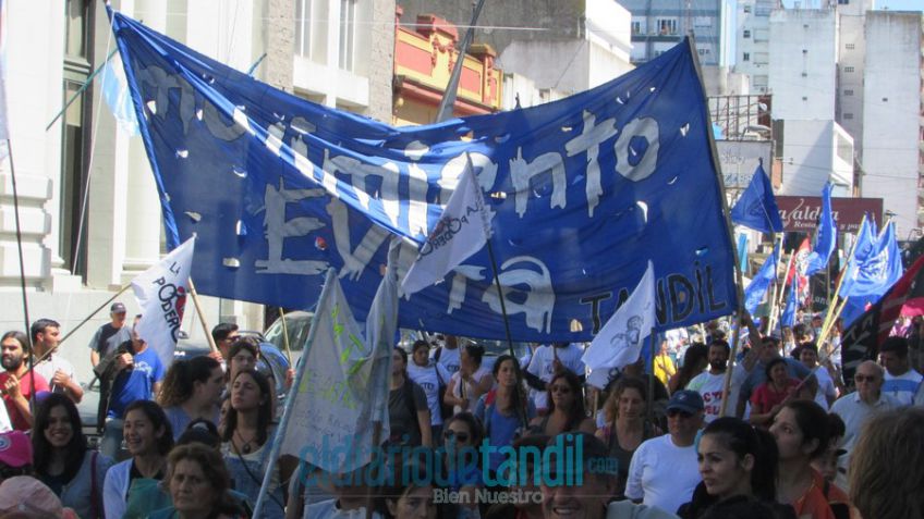 Una multitud marchó en contra de las reformas impulsadas por el gobierno