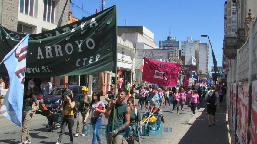 Una multitud marchó en contra de las reformas impulsadas por el gobierno