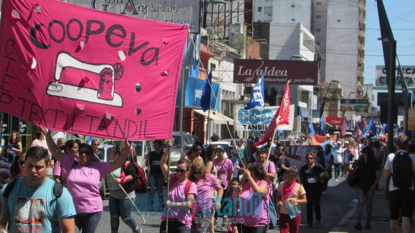 Una multitud marchó en contra de las reformas impulsadas por el gobierno
