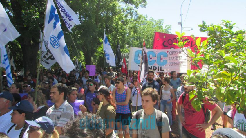 Una multitud marchó en contra de las reformas impulsadas por el gobierno