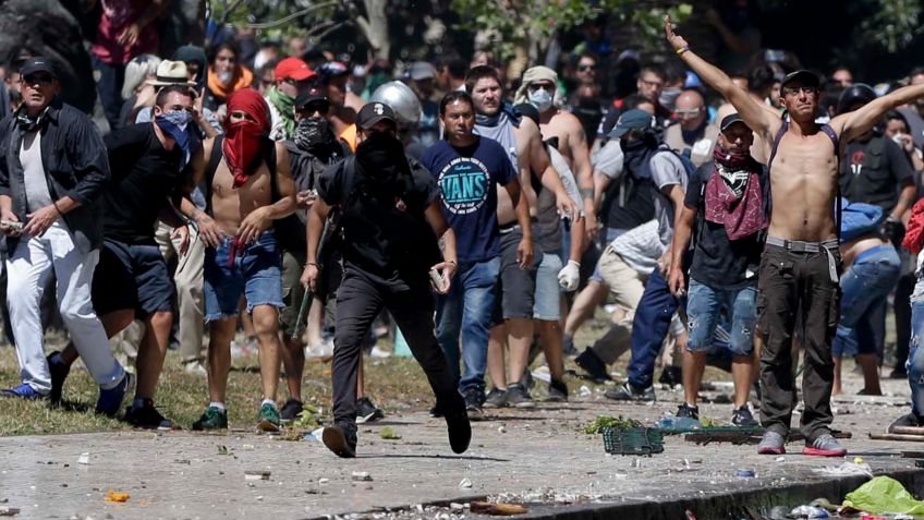 Desplazaron a un policía bonaerense al ser identificado tirando piedras contra efectivos de la ciudad