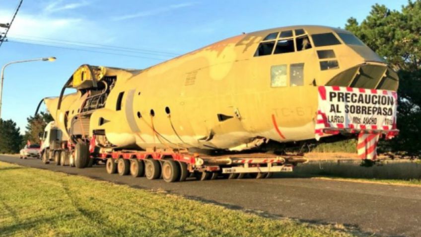 Trasladan desde Tandil a Pilar un avión Hércules para instalarlo en un monumento