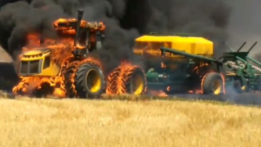Impresionante incendio de un tractor y una sembradora en la zona de Gonzales Chaves