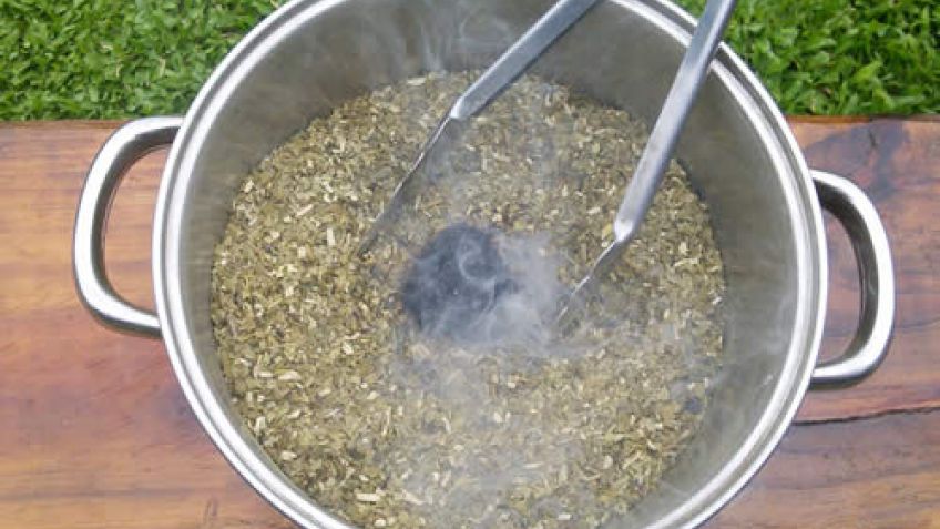 Piden colaboración para señora que solo tiene mate cocido para darle a sus hijos
