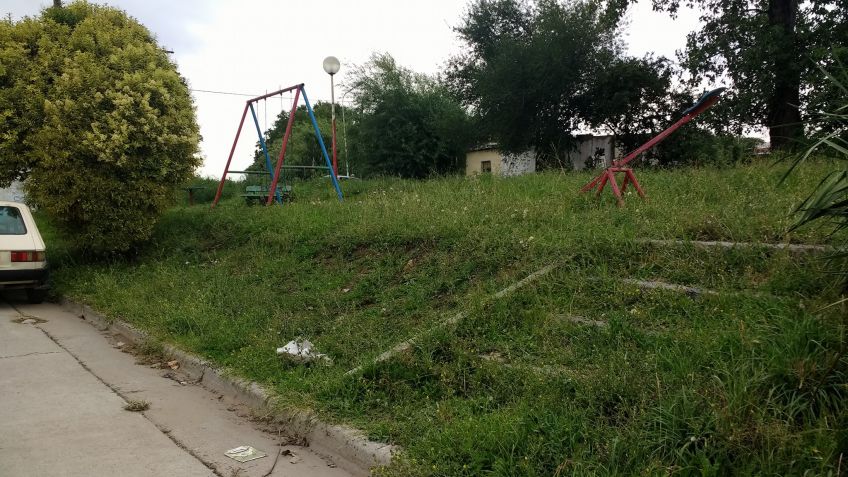 Quejas por el estado de la plaza en Magallanes y Dufau