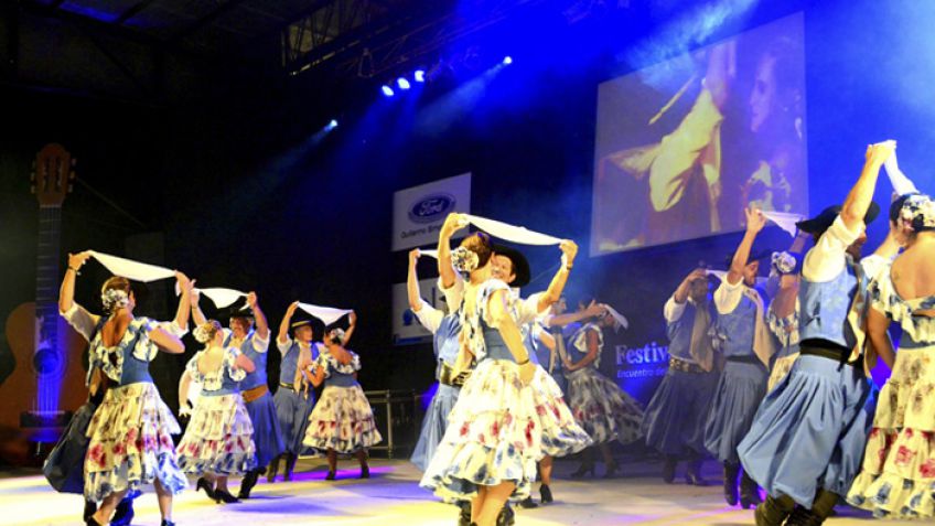 Con canto, danza y degustaciones, comenzó el Festival de la Sierra