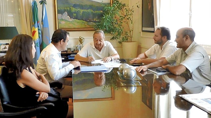 Se firmó contrato para millonaria obra de agua en Parque Movediza y El Tropezón 