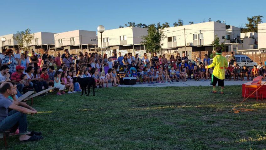 Más de 500 personas desfilaron por la 1º Feria del barrio Procrear