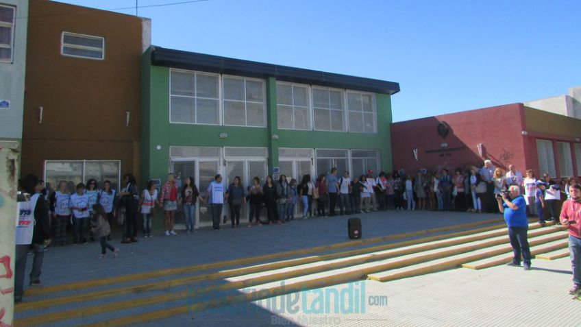 Pidiendo la finalización de la obra, "abrazaron" a Polivalente