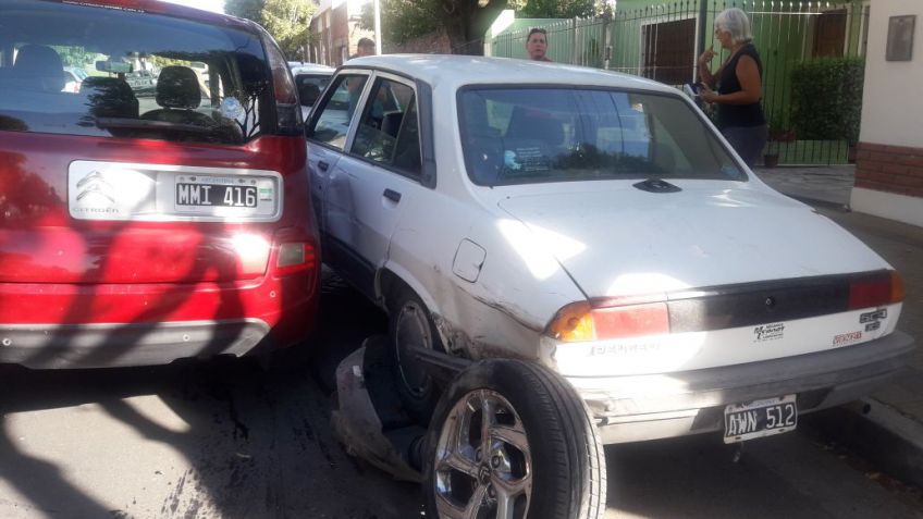 Se durmió y chocó varios autos estacionados