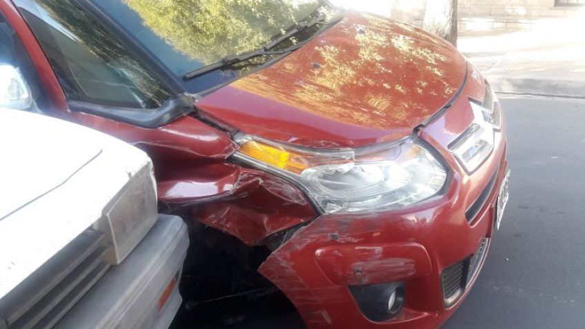 Se durmió y chocó varios autos estacionados