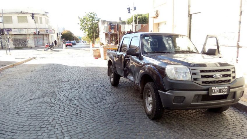 Moto pasó en rojo y chocó con una camioneta
