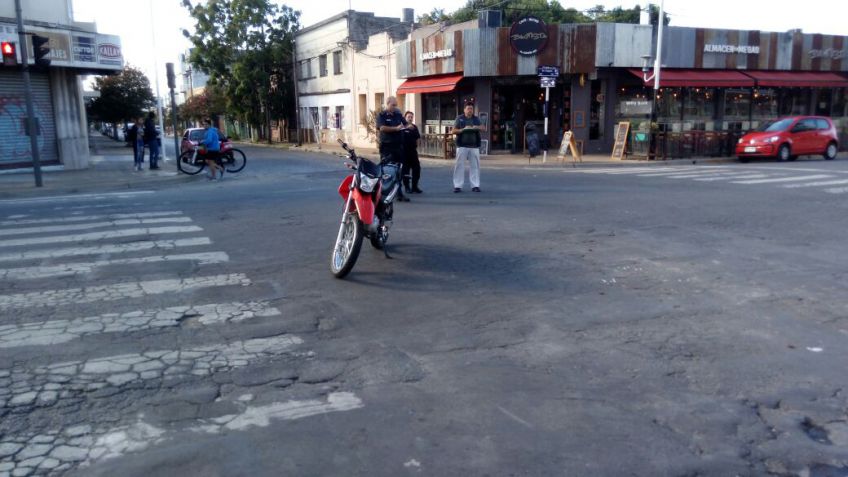 Moto pasó en rojo y chocó con una camioneta