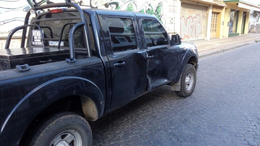 Moto pasó en rojo y chocó con una camioneta