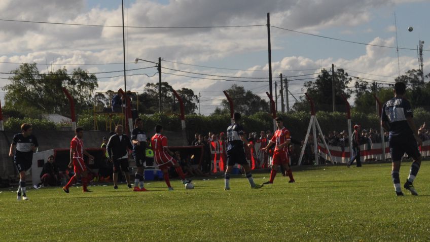 Gimnasia sufrio una goleada en su visita a Juventud Unida de Nicanor Otamendi
