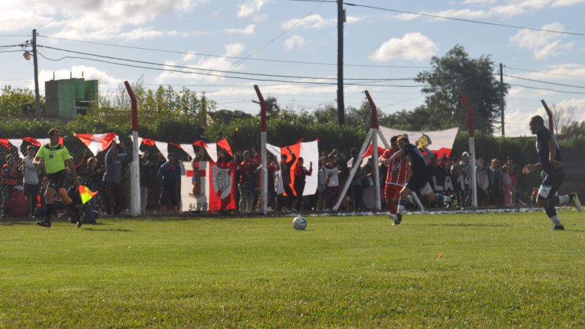 Gimnasia sufrio una goleada en su visita a Juventud Unida de Nicanor Otamendi