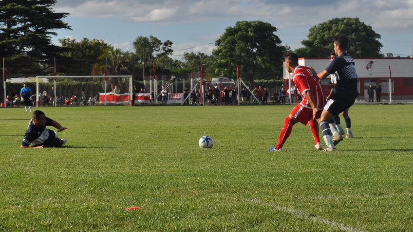 Gimnasia sufrio una goleada en su visita a Juventud Unida de Nicanor Otamendi