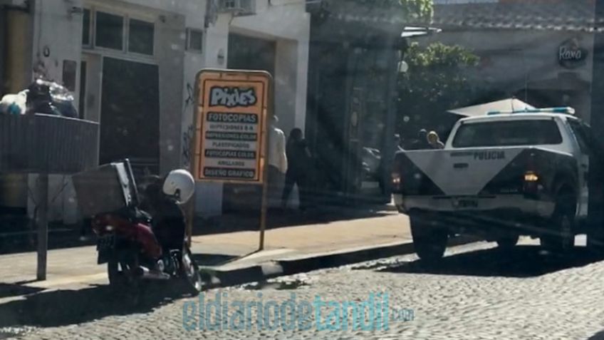 Abrió la puerta y golpeó a una moto: una mujer herida
