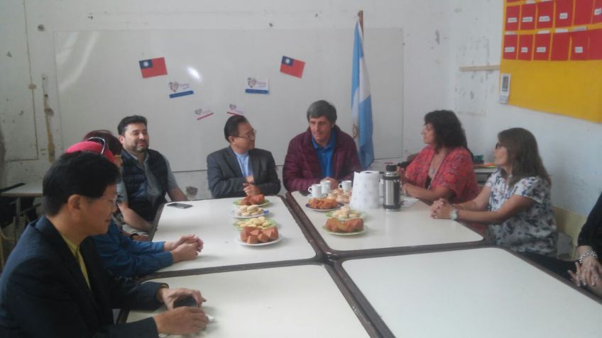 Nuevo embajador de Taiwán visitó escuela de Cerro Leones