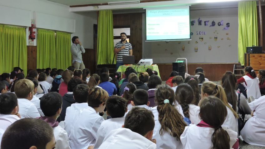 Se realizó una actividad de concientización y plantación de árboles en la Escuela Primaria 58