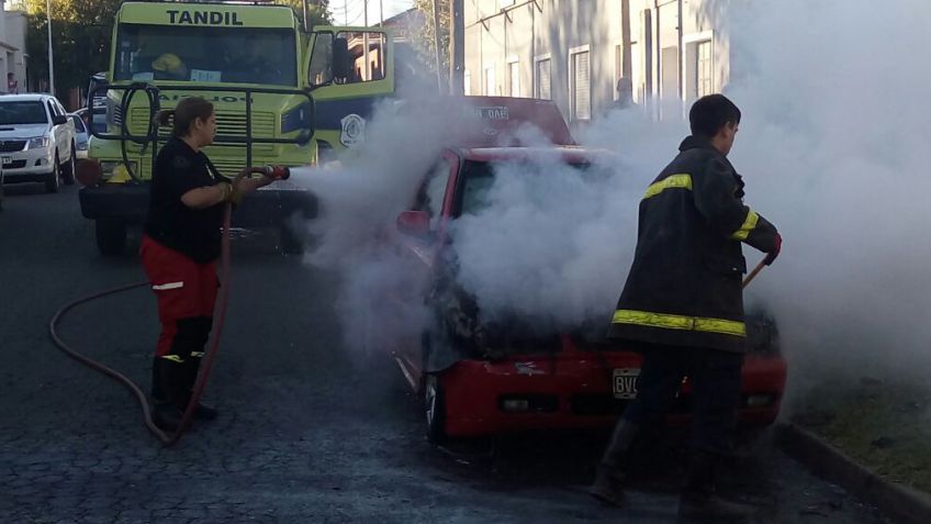 Le dio marcha al auto y se le incendió