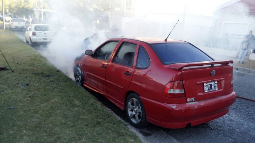 Le dio marcha al auto y se le incendió