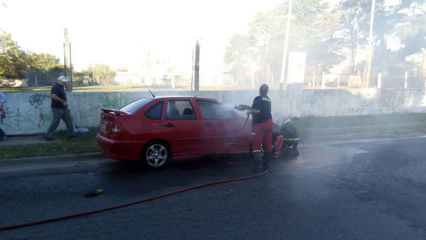 Le dio marcha al auto y se le incendió