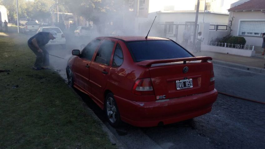Le dio marcha al auto y se le incendió