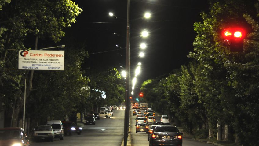 Luego de la repavimentación, se avanza con iluminación led en la Avenida Avellaneda