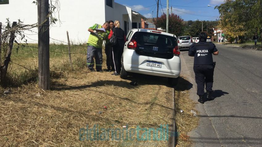 Choque y vuelco: una mujer hospitalizada