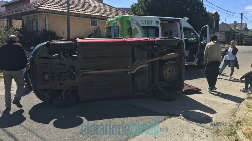 Choque y vuelco: una mujer hospitalizada