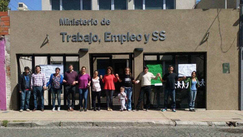 "Abrazaron" al Ministerio de Trabajo contra los despidos