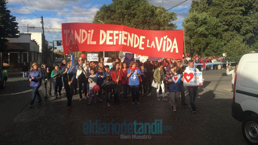 Un numeroso grupo marchó contra la legalización del aborto