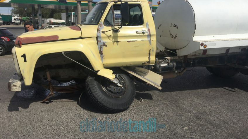 Auto y camión chocaron en la rotonda de la 226 y Espora