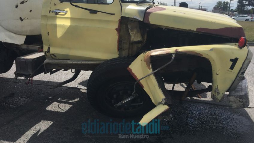 Auto y camión chocaron en la rotonda de la 226 y Espora
