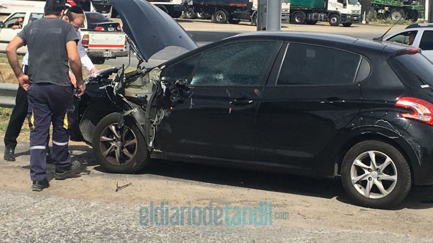 Auto y camión chocaron en la rotonda de la 226 y Espora