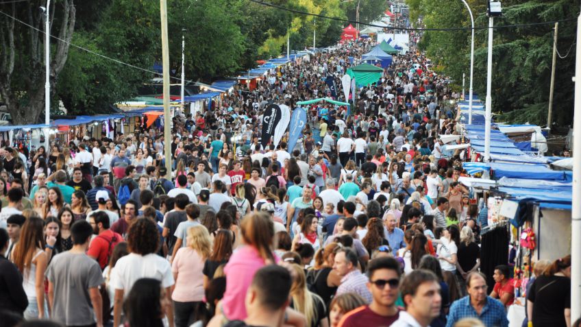 Una multitud visitó la Feria de Artesanos en su primer día
