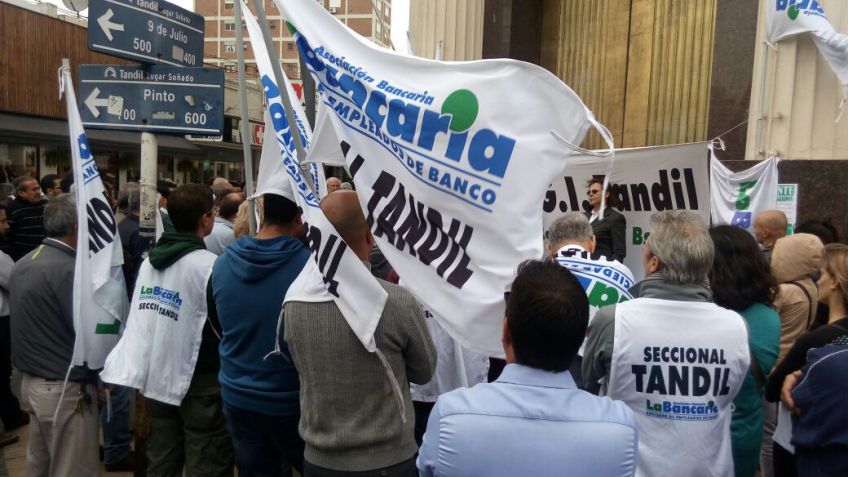En medio del paro, los bancarios se manifestaron en el Provincia