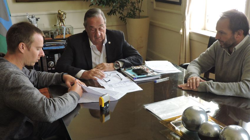 Se firmó el contrato para el gas en Las Tunitas y el proceso de licitación para el agua en La Elena