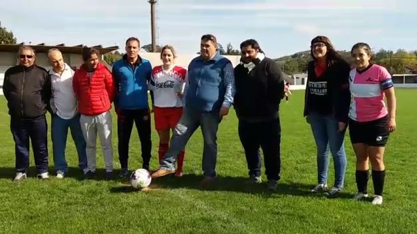 El puntapié inicial del futbol femenino... lo hizo un hombre