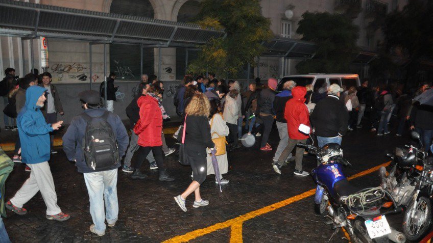 Bajo la lluvia, se le dijo "No Al Tarifazo"