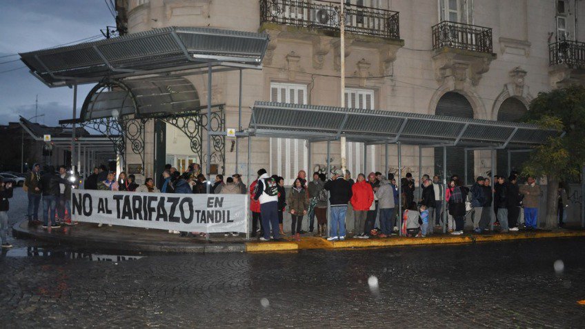 Bajo la lluvia, se le dijo "No Al Tarifazo"
