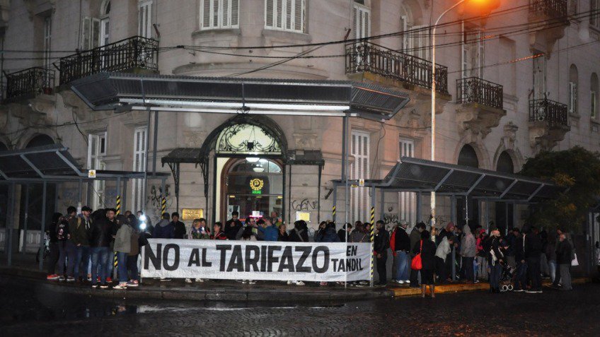 Bajo la lluvia, se le dijo "No Al Tarifazo"