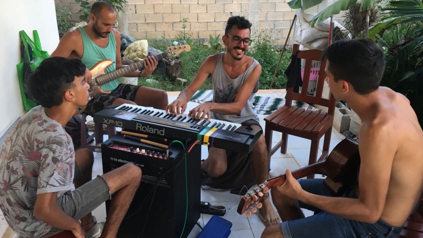 Canta conmigo, canta, hermano americano...