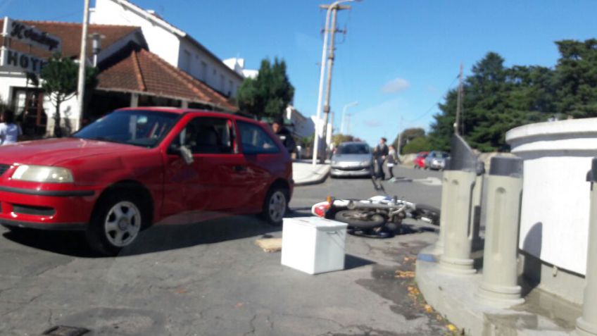 Motociclista hospitalizado tras chocar con un vehículo