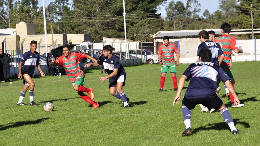 Entretenido encuentro en la rural donde Velense derroto al local Gimnasia por 1 a 0