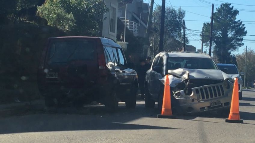 Chocó una camioneta estacionada y se dio a la fuga... ¡pero sin su vehículo!