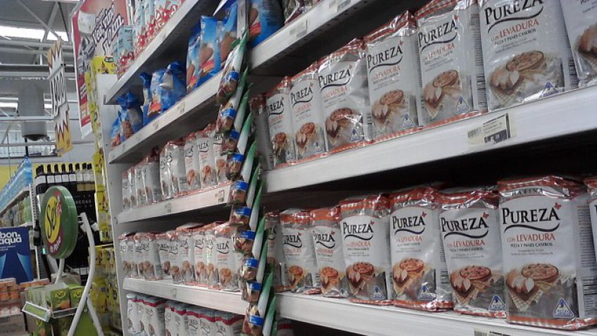 La escalada del dólar ya impacta en los alimentos y la harina picó en punta