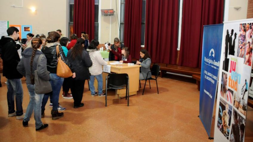 Comienza la entrega de las tarjetas del programa de becas "Tandil Estudia 2018"