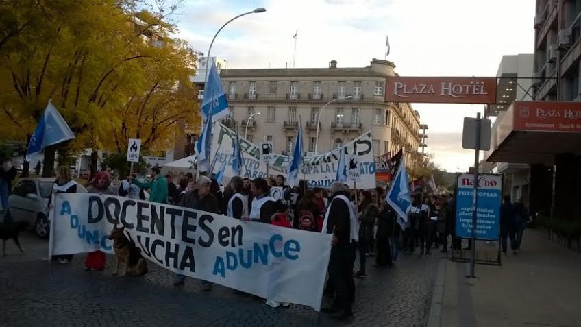 Docentes universitarios comenzaron paro por 48 horas